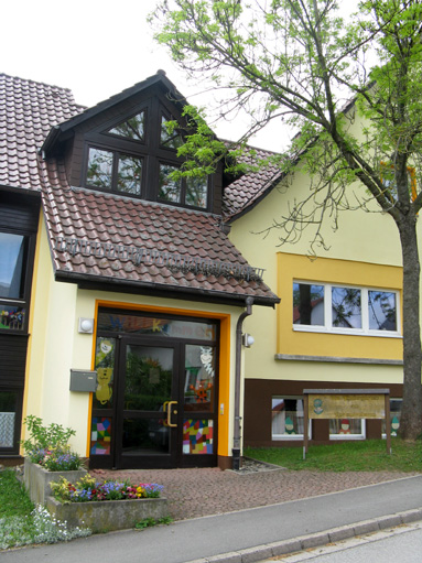 Foto Eingang Haus f. Kinder am Kastanienbaum03